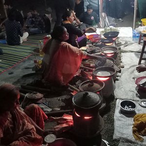 শীতের পিঠার ধুম বিক্রি, দোকান বসিয়েছেন বিশ্ববিদ্যালয়ের শিক্ষার্থীরাও