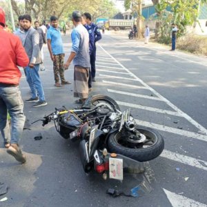 মোটরসাইকেলে বাসচাপা, প্রাণ গেলো একই পরিবারের ৩ জনের