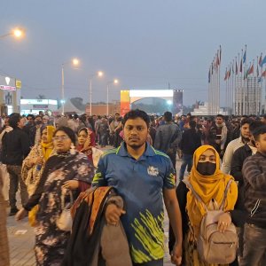 ছুটির দিনে বাণিজ্য মেলায় ব্যাপক ভিড়, বেড়েছে বিক্রি