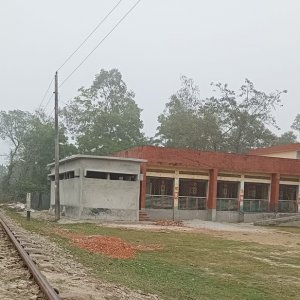 সন্তানদের স্কুলে পাঠিয়ে আতঙ্কে থাকেন অভিভাবকরা, পাশেই রেললাইন নেই নিরাপত্তাবেষ্টনী