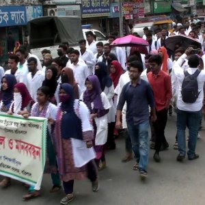 বরিশাল মেডিক্যালে ‘কমপ্লিট শাটডাউনের’ তৃতীয় দিনে শিক্ষার্থীদের বিক্ষোভ