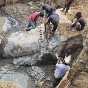 চট্টগ্রাম ওয়াসার পাইপ লাইন ফুটো: চার দিন ধরে পানি পাচ্ছেন না ৩০ এলাকার মানুষ