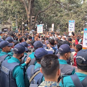 শিক্ষাভবন অভিমুখে শিক্ষকদের যাত্রায় পুলিশের বাধা