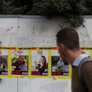 hostages posters 1575014b42948491fd35ad562c7155af