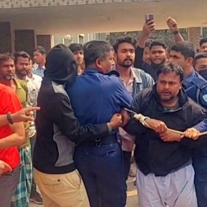 স্কুলছাত্রীকে ধর্ষণের অভিযোগ, শিক্ষককে আদালতে তোলার সময় পিটুনি