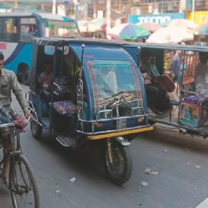 মাসোহারায় মহাসড়কে চলে নিষিদ্ধ তিন চাকার যান