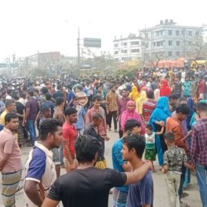 ১৪ দাবিতে ঢাকা-ময়মনসিংহ মহাসড়ক তিন ঘণ্টা অবরোধ রেখেছিলেন শ্রমিকরা