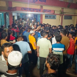 থানায় ধর্ষণ মামলার সালিশ, থানা ঘেরাও করে এসআইকে প্রত্যাহার করালেন স্থানীয়রা