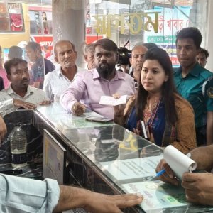 ভাড়া বেশি নেওয়ায় বরিশালে ৩ বাসের কাউন্টারে জরিমানা