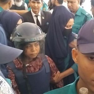 কাঠগড়ায় ফারজানা রুপার মাথায় হাত বুলালেন সাবেক মন্ত্রী কামরুল