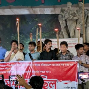 কুয়েট শিক্ষার্থীদের নামে মামলা প্রত্যাহারের দাবিতে ঢাবিতে মশাল মিছিল
