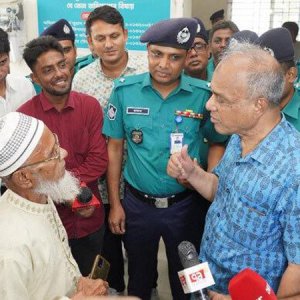 নারী নির্যাতনের মামলায় থানায় বৃদ্ধ, খোঁজ-খবর নিলেন স্বরাষ্ট্র উপদেষ্টা