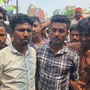 গুলশানে ব্যাটারিচালিত রিকশা বন্ধের প্রতিবাদে বিক্ষোভ, প্যাডেল রিকশা ভাঙচুরের অভিযোগ