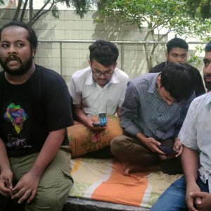 আবাসনের দাবিতে কাঁথা-বালিশ নিয়ে ক্যাম্পাসে অবস্থান জবি শিক্ষার্থীদের