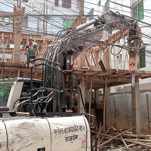 বনশ্রীতে রাজউকের অভিযান
