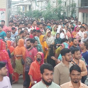 গাজীপুরে তুসুকা গার্মেন্টসের শ্রমিকদের কর্মবিরতি ও বিক্ষোভের দ্বিতীয় দিন