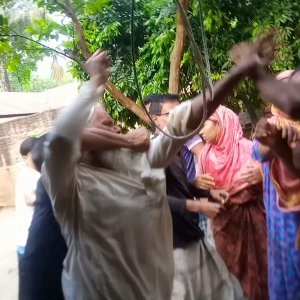 বিরোধের জেরে ব্যবসায়ীর বাড়িতে হামলা-লুটপাট