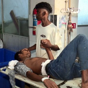র‌্যাবের অভিযানে মাদক ব্যবসায়ীদের হামলা, গুলিতে যুবক নিহত