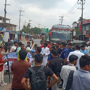 চবির ৫ শিক্ষার্থীকে অপহরণ: প্রতিবাদে সড়ক অবরোধ