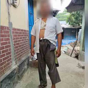 জোর করে পদত্যাগ করানো প্রধান শিক্ষককে মারধর করে বিদ্যালয় থেকে বের করে দেওয়া হলো