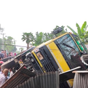 ট্রাক নিয়ন্ত্রণ হারিয়ে পড়লো ঘরের ওপর, প্রাণ গেলো ঘুমন্ত নারীর