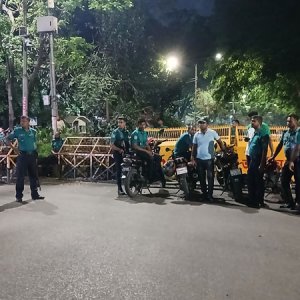 যমুনার সামনে আইনশৃঙ্খলা বাহিনীর সতর্ক অবস্থান