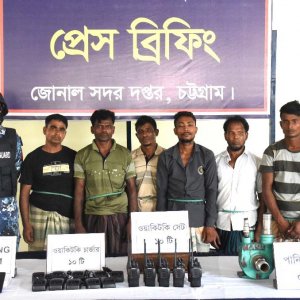 মিয়ানমারে পাচারকালে ইলেকট্রনিক ডিভাইসসহ ৬ জন আটক