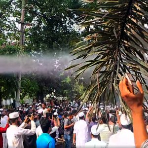 বিক্ষোভকারীদের ওপর ‘ঠান্ডা পানি স্প্রে’ করছে সিটি করপোরেশন 