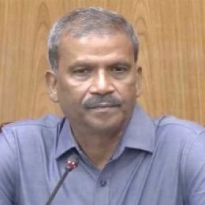 আ.লীগ বা সহযোগী সংগঠন নিষিদ্ধ হতে পারে: আসিফ নজরুল