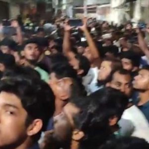 সাবেক মেয়র আইভীকে আটক করতে গিয়ে অবরুদ্ধ পুলিশ, এলাকাবাসীর বিক্ষোভ 