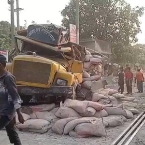যশোরে ট্রেন ও ট্রাকের সংঘর্ষে আহত ২
