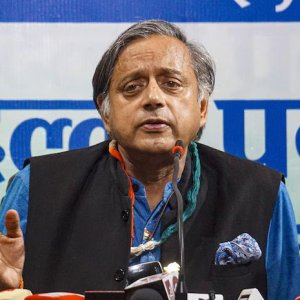যুক্তরাষ্ট্রকে ভারত-পাকিস্তান সংঘাতের মধ্যস্থতাকারী মানতে নারাজ শশী থারুর