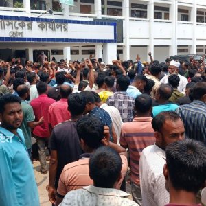 ভোলায় পাঁচ যাত্রী নিয়ে চলাচলের দাবিতে সিএনজি অটোরিকশা চালকদের বিক্ষোভ
