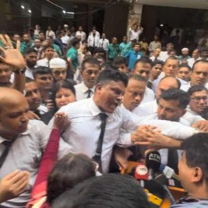 আদালতপাড়ায় সাংবাদিকদের ওপর চড়াও আইনজীবীরা, দেখে নেওয়ার হুমকি