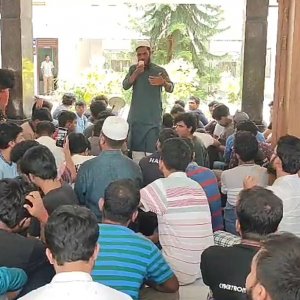 কুয়েটে অচলাবস্থা: আবারও অবস্থানে শিক্ষার্থীরা, দাবিতে অনড় শিক্ষকরা