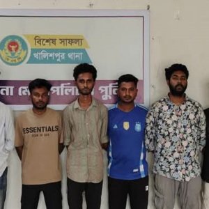 ব্যবসায়ীর কাছে চাঁদা দাবি, বৈষম্যবিরোধী আন্দোলনের দুই নেতাসহ গ্রেফতার ৮