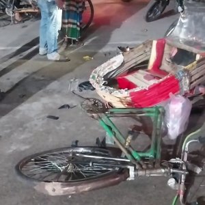চাঁদপুরে মোটরসাইকেল-রিকশার মুখোমুখি সংঘর্ষে প্রাণ গেলো দুজনের