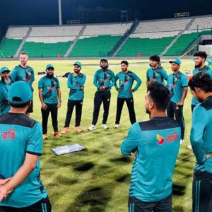 পাকিস্তানে নিজেদের প্রমাণ করতে মুখিয়ে লিটনরা