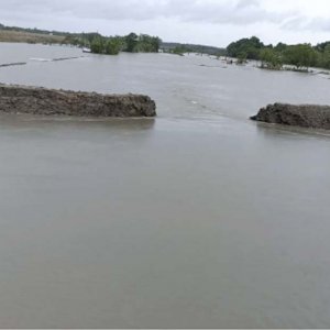 সাতক্ষীরায় কপোতাক্ষ নদের বেড়িবাঁধ ভেঙে দুই গ্রাম প্লাবিত