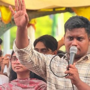 আমাদের দেশের ভোটাররা ভোট বিক্রি করে দেয়: হাসনাত আবদুল্লাহ 