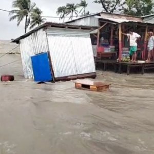 জোয়ারের পানিতে হাতিয়ার নিম্নাঞ্চল প্লাবিত, ভারী বৃষ্টিতে বন্যার শঙ্কা