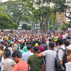শহীদ মিনারে ১১তম দিনের মতো পবিস শ্রমিকদের অবস্থান