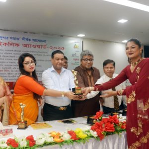 ট্র্যাব মিডিয়া আইকনিক অ্যাওয়ার্ড প্রদান