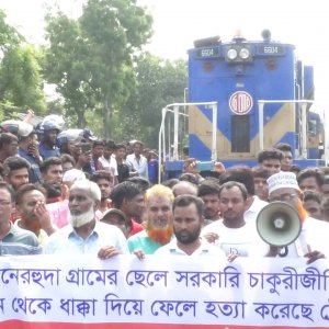 যাত্রীকে হত্যার অভিযোগ, ট্রেন আটকে রেলের স্টাফদের বিচার দাবি