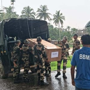 মৌলভীবাজার সীমান্তে বিএসএফের গুলিতে নিহত বাংলাদেশি যুবকের মরদেহ হস্তান্তর