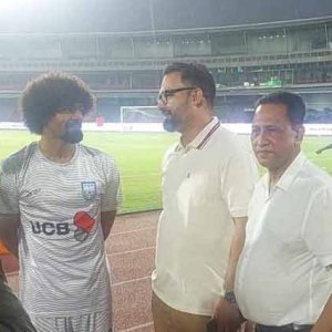 ঢাকা স্টেডিয়ামে হামজাদের সঙ্গে আমিনুলের দেখা, টিকিটের জন্য অপেক্ষা