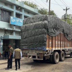 ঈদে হিলি স্থলবন্দরে ১০ দিন আমদানি-রফতানি বন্ধ
