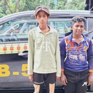রাজশাহীতে গরুর হাট থেকে ছুরিসহ দুই ছিনতাইকারী গ্রেফতার