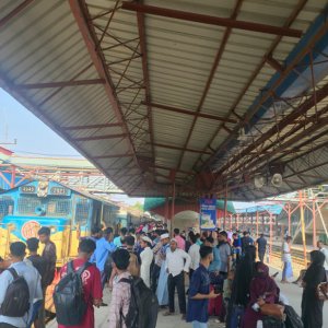 চট্টগ্রাম থেকে ঘরমুখো মানুষের দুর্ভোগ, বাড়তি ভাড়া আদায়