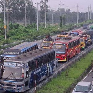 উত্তরের পথে তীব্র যানজট, মানুষের ভোগান্তি